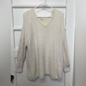 Vine & Love Soft & Fuzzy cream color V-neck long sleeve Sweater women’s size med